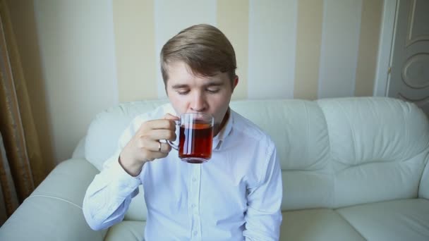 Человек пьет чашку чая — стоковое видео