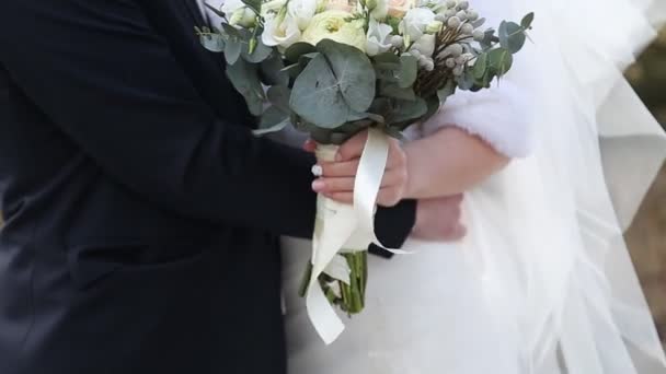 Brudbukett med blommor i händerna på bruden — Stockvideo
