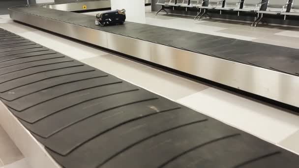 Trilha de bagagem em um aeroporto — Vídeo de Stock