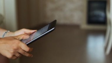 Tablet dolly kullanarak kadın el ateş