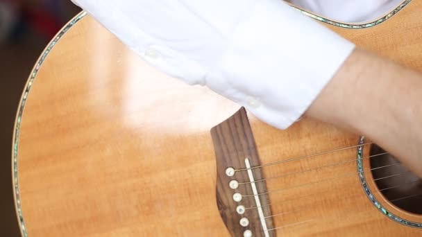 Manos tocando la guitarra acústica, dolly shoot — Vídeos de Stock