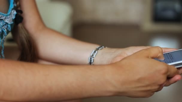 Fille à l'aide de téléphone mobile poupée tirer — Video