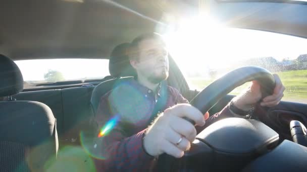 Le jeune homme au volant heureux — Video