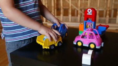 Sevimli çocuk plaing oyuncak araba ile