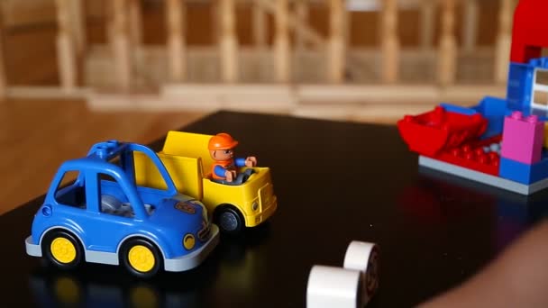 Schattige jongen plaing met speelgoedauto — Stockvideo