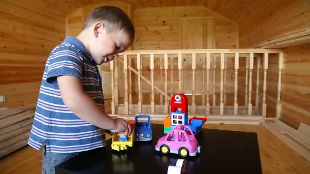 Bonito menino entranhando com brinquedo carro — Vídeo de Stock