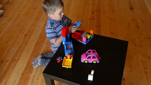 Mignon garçon plaçant avec jouet voiture — Video