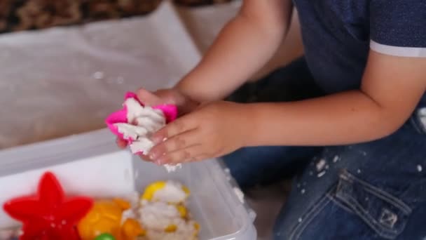 Criança no parque infantil — Vídeo de Stock