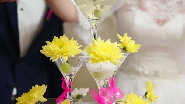 Wineglasses pyramid wedding — Stock Video