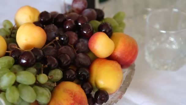 Servido para uma mesa de banquetes. Copos de vinho com guardanapos, copos e saladas. — Vídeo de Stock