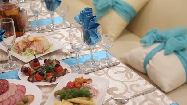 Served for a banquet table. Wine glasses with napkins, glasses and salads. — Stock Video