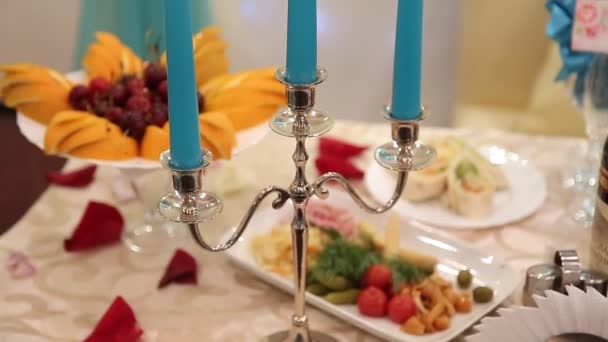 Served for a banquet table. Wine glasses with napkins, glasses and salads. — Stock Video