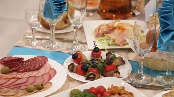 Servido para una mesa de banquete. Vasos de vino con servilletas, vasos y ensaladas. — Vídeos de Stock