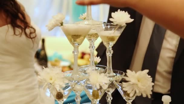 Wineglasses pyramid wedding — Stock Video