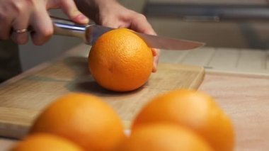 Taze turuncu mutfak üzerinde kesme eller