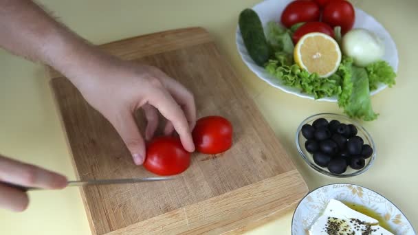 Tomate cortado a mano sobre tabla de cortar con cuchillo afilado — Vídeo de stock