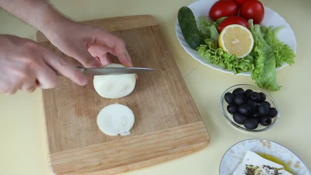 用锋利的刀切菜板手切番茄 — 图库视频影像