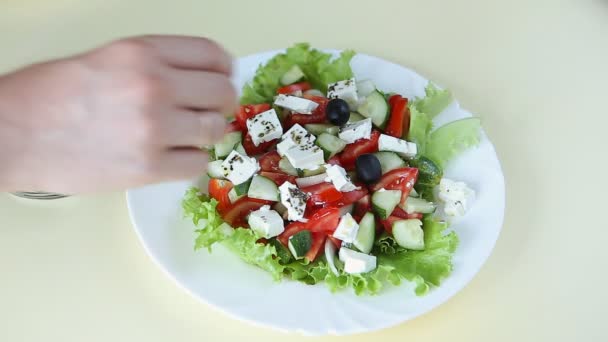 Fresh salad with olive oil — Stock Video