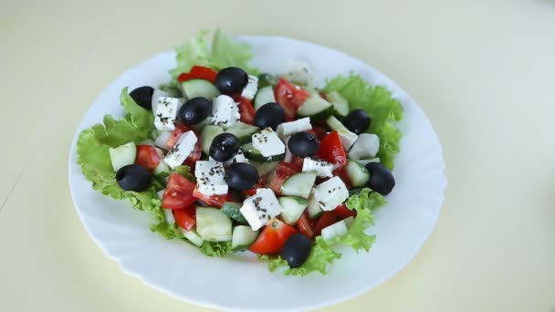 Ensalada fresca con aceite de oliva — Vídeos de Stock