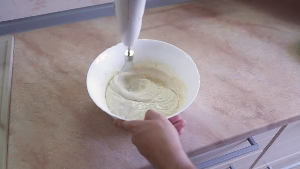 Kochen, Eier schlagen mit dem Schneebesen. — Stockvideo