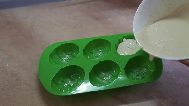 Pouring cake batter into baking pan — Stock Video