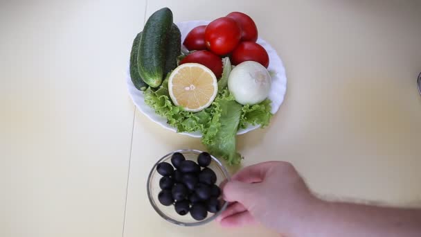 Pratos com salada grega e ingridients — Vídeo de Stock