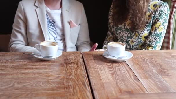 Couple frémissant dans un café — Video
