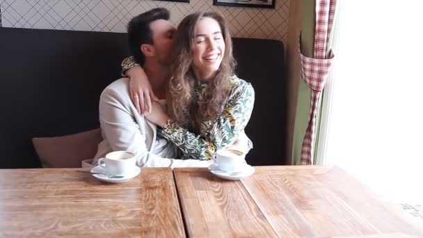 Flirtendes Paar im Café — Stockvideo