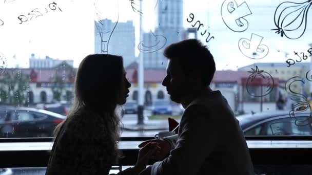 Ungt mode elegant snygg par på ett kafé — Stockvideo