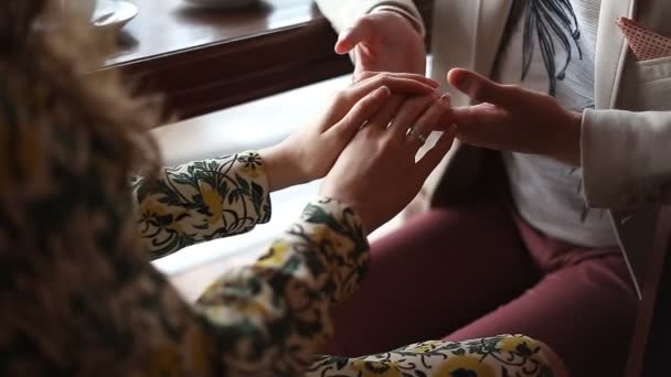 Pareja feliz en la cafetería — Vídeo de stock