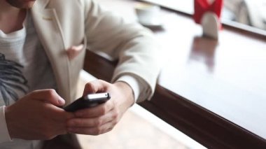 Akıllı cep telefonu kullanan bir adama yaklaş