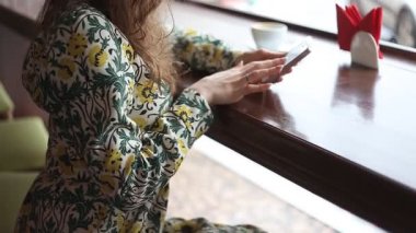 Genç bir kadının smartphone kullanarak samimi görüntü