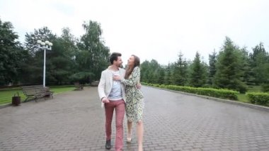 güzel çift park şemsiyesi altında yürüyüş