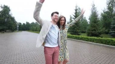 güzel çift park şemsiyesi altında yürüyüş