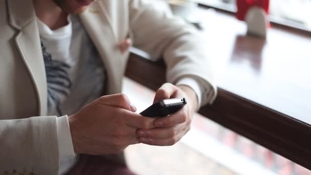 Primer plano de un hombre que usa un teléfono inteligente móvil — Vídeos de Stock