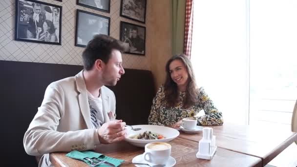 Coqueteando pareja en la cafetería — Vídeo de stock