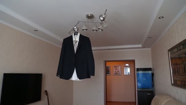 Brudgummens kostym hängande — Stockvideo