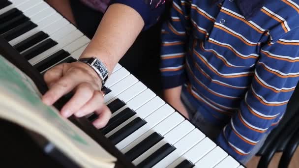 Menino aprendendo a tocar piano — Vídeo de Stock
