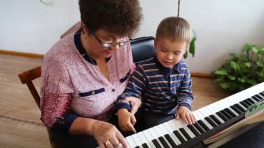 Çocuk öğrenme nasıl çal Piyano