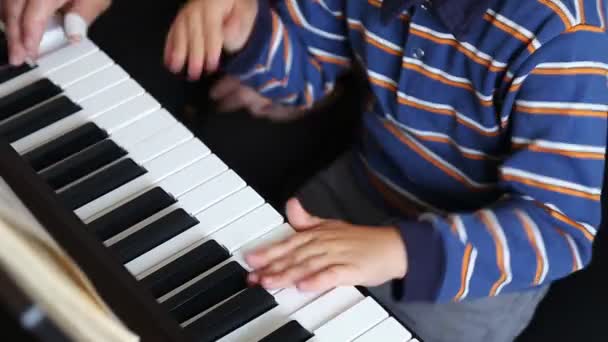 Menino aprendendo a tocar piano — Vídeo de Stock