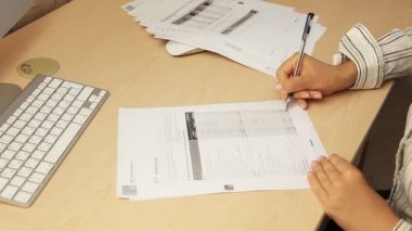 İş kız çözümlenirken yatırım grafikler