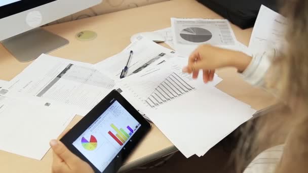 Geschäftsfrau nutzt digitales Tablet mit Grafiken — Stockvideo
