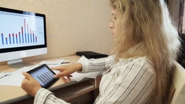 Podnikatelka pomocí digitálních tabletu s grafy — Stock video