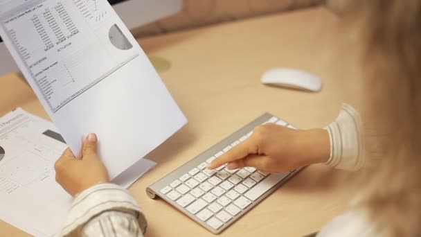 Business Girl analizando gráficos de inversión — Vídeo de stock