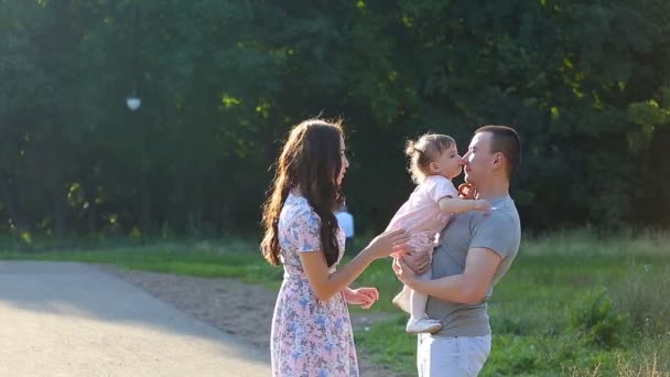 Mãe bonita e bebê ao ar livre. Natureza . — Vídeo de Stock