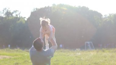 sağlıklı baba ve kızı oynuyor