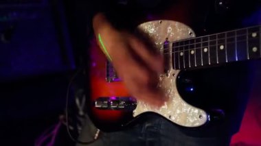 Elektro gitarlı erkek müzisyen