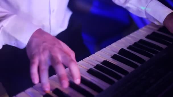 Manos de músico tocando el teclado en concierto — Vídeos de Stock