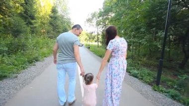 güzel anne ve bebek açık havada. Doğa.