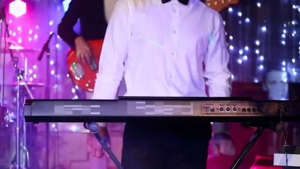 Handen van muzikant toetsenbord bespelen in concert — Stockvideo